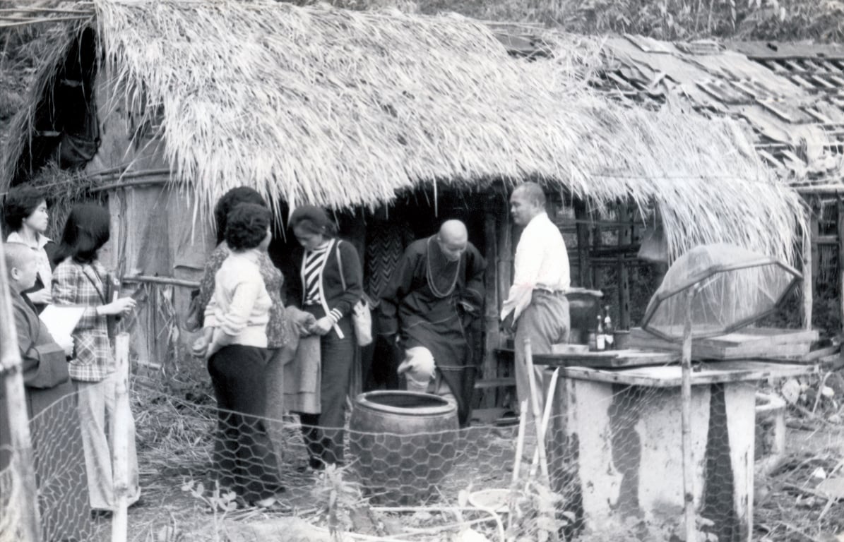 一甲子以來，證嚴上人始終心繫眾生。從早期親自訪貧到足跡踏遍全臺，上人以身教帶領弟子實地行菩薩法，走入每一個需要的暗角。這份對人間苦難的悲憫、對慈善會務及弟子的牽掛，都化為行動與奉獻，讓菩薩精神在日常生活中深深扎根，更持續啟發無數人，成為人間行善最溫暖的指引。