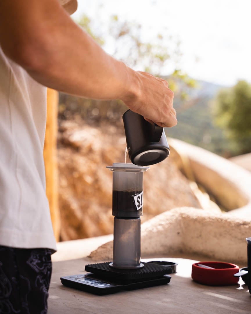 Jochem Dobber brewing coffee with an Aeropress