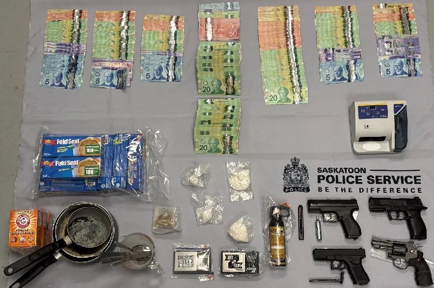萨斯卡通警方打击毒品犯罪：六人被捕及大量毒品武器被缴获