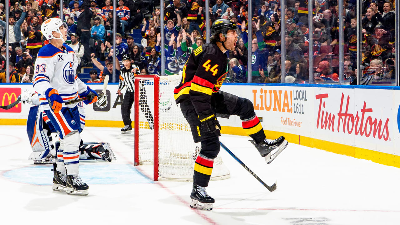 温哥华加人逆转战胜埃德蒙顿油人 关键时刻Kiefer Sherwood制胜