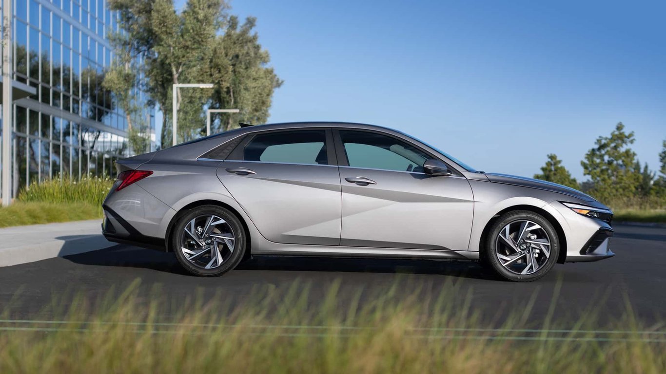 danh gia Hyundai Elantra 3.jpg