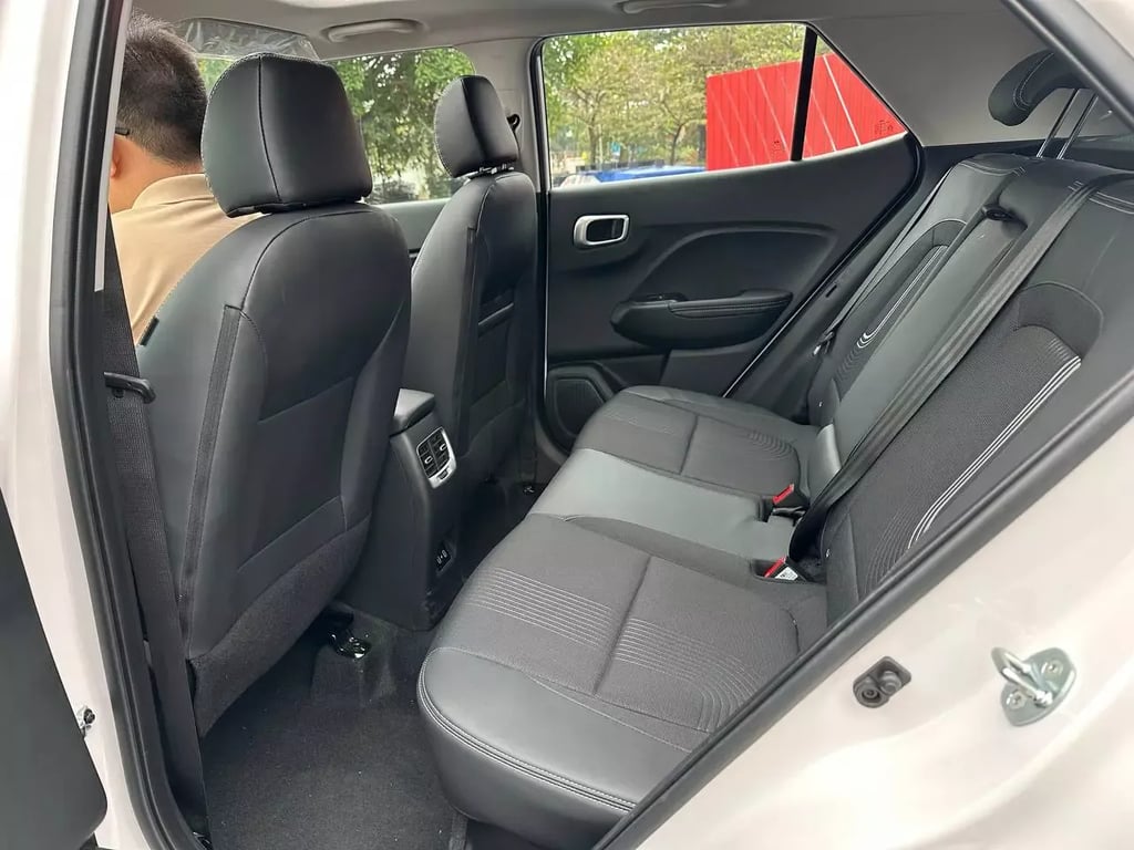 Khoang ghế hàng 2 Hyundai Venue 2024.webp