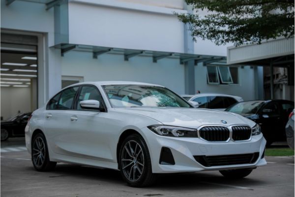 Chiếc xe ô tô BMW 320i