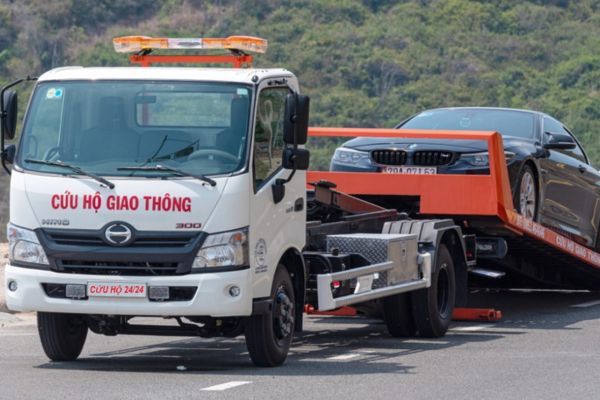 Di chuyển xe bằng phương tiện cứu hộ