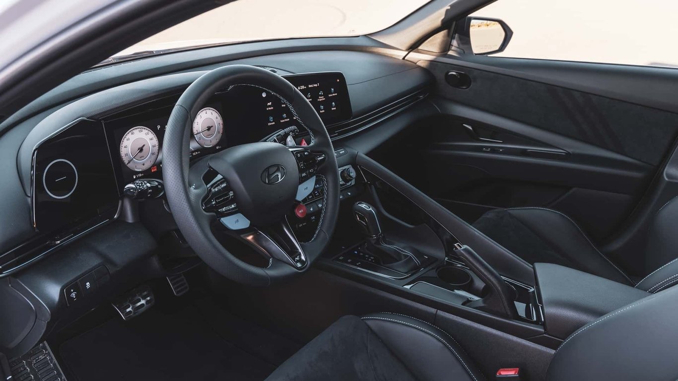 2024-hyundai-elantra-18-2300-1-3262-5565-1693454338.jpg