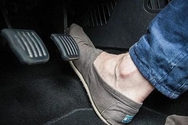 Kiểm tra phản hồi chân ga và hộp số