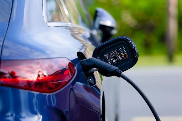 Phía sau bên hông (thay chỗ nắp bình xăng)