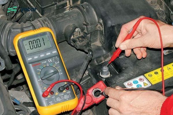 Theo dõi điện áp ắc quy của xe ô tô