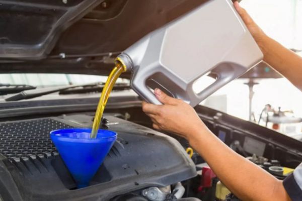 Xe ô tô mới mua chạy bao nhiêu km thì thay nhớt lần đầu