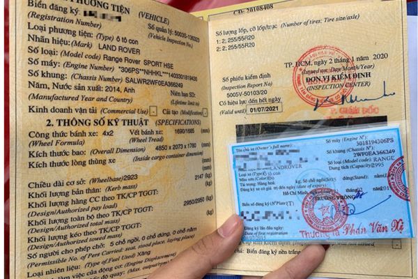 Xem sổ đăng kiểm hay giấy tờ xe