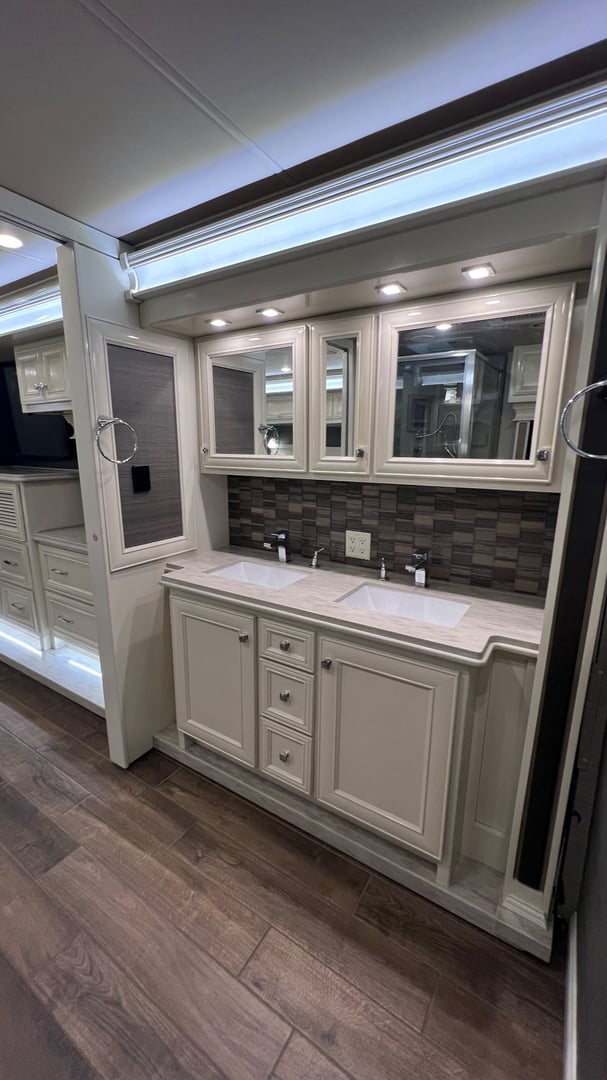 2022 Tiffin Phaeton 44 OH, Bathroom photo 4