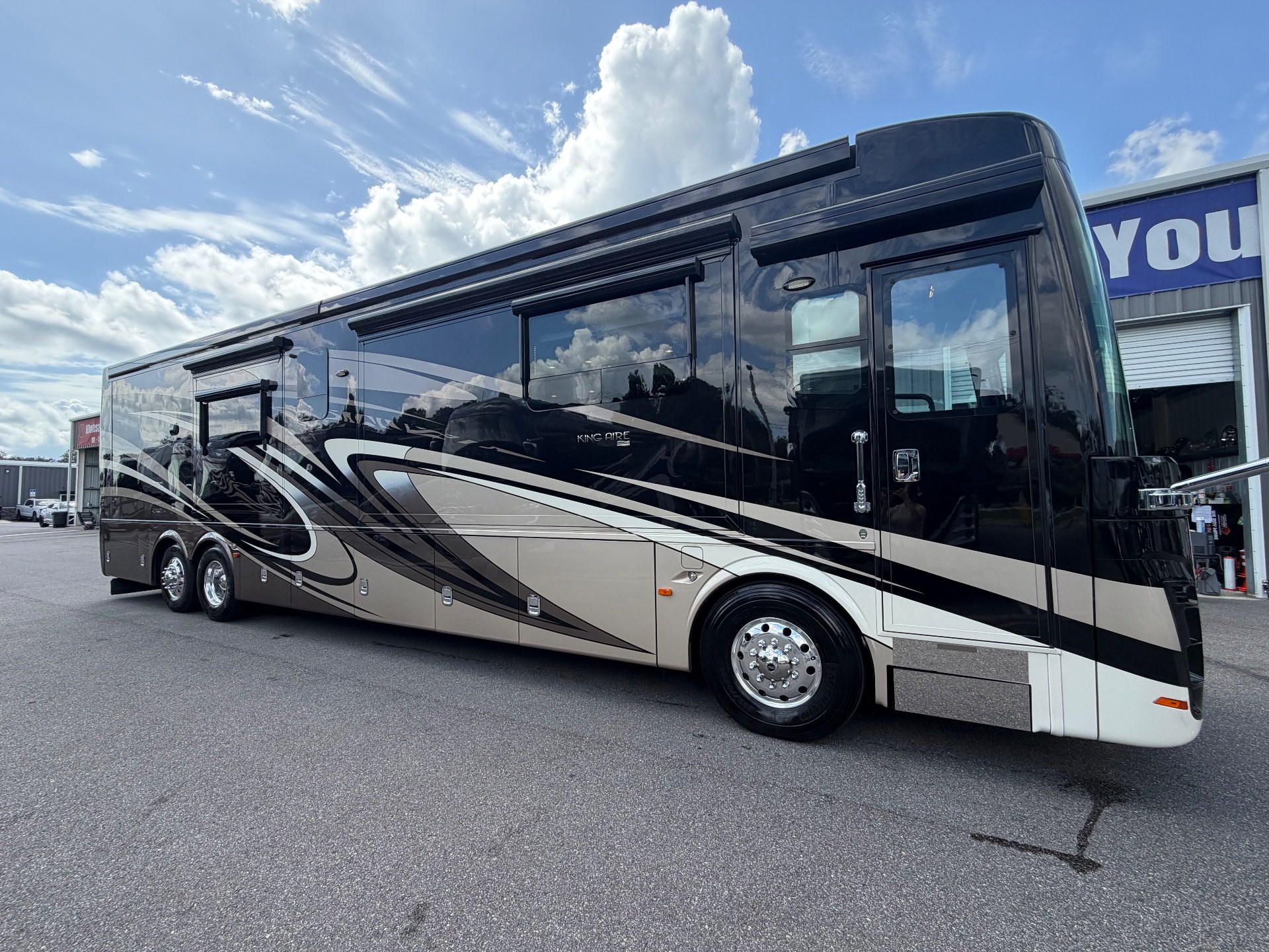 2016 Newmar King Aire 4519 - Exterior view