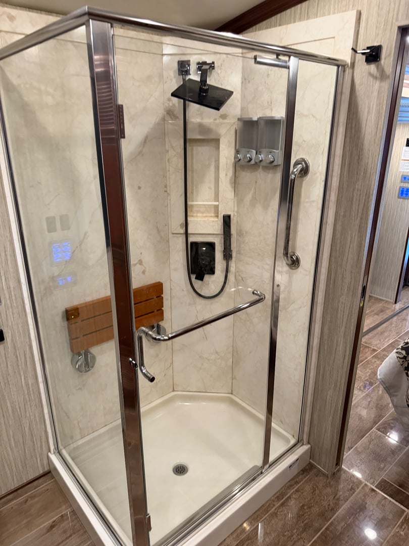 2017 Newmar Dutch Star 4369, Bathroom photo 6