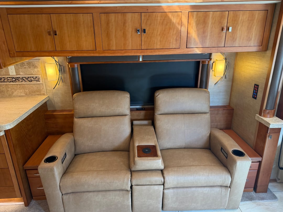 2017 Tiffin Zephyr 45 PZ, Living area photo 6