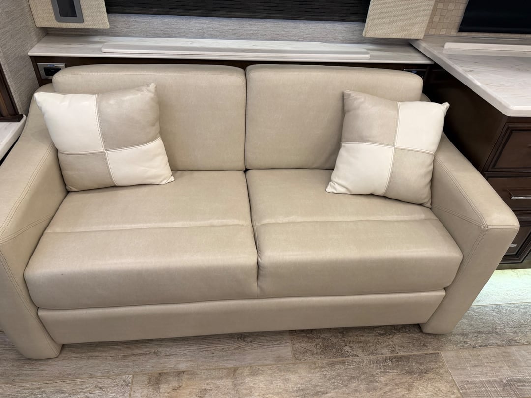 2020 Newmar Mountain Aire 4551, Living area photo 5