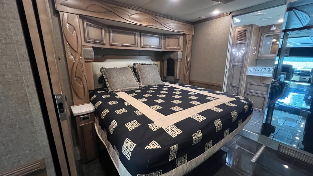 2019 Newmar Ventana 4037, Bedroom photo 2