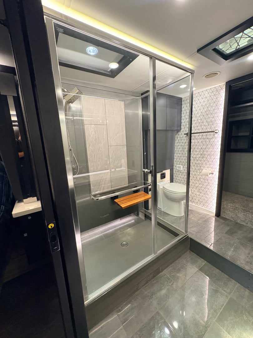 2025 Tiffin Zephyr 45 PZ, Bathroom photo 2