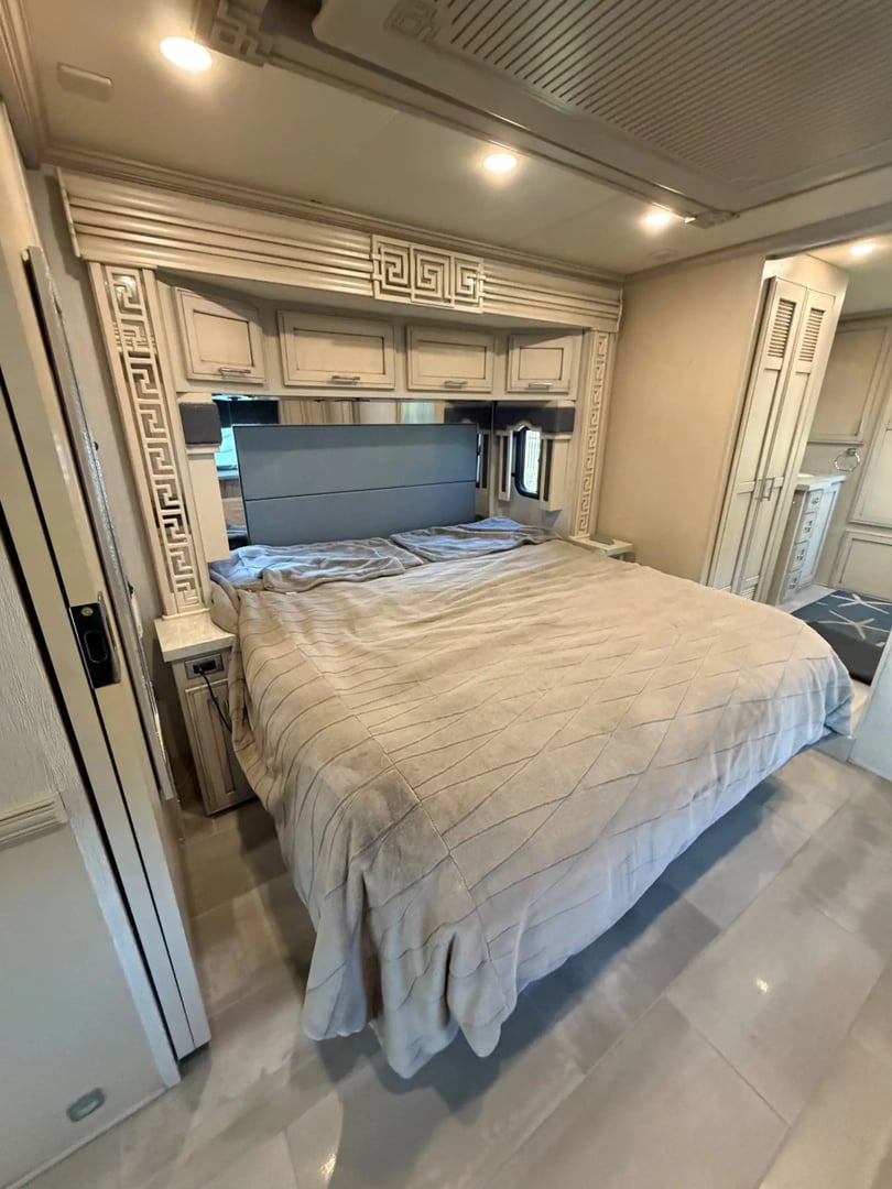 King bedroom in the Newmar 4369