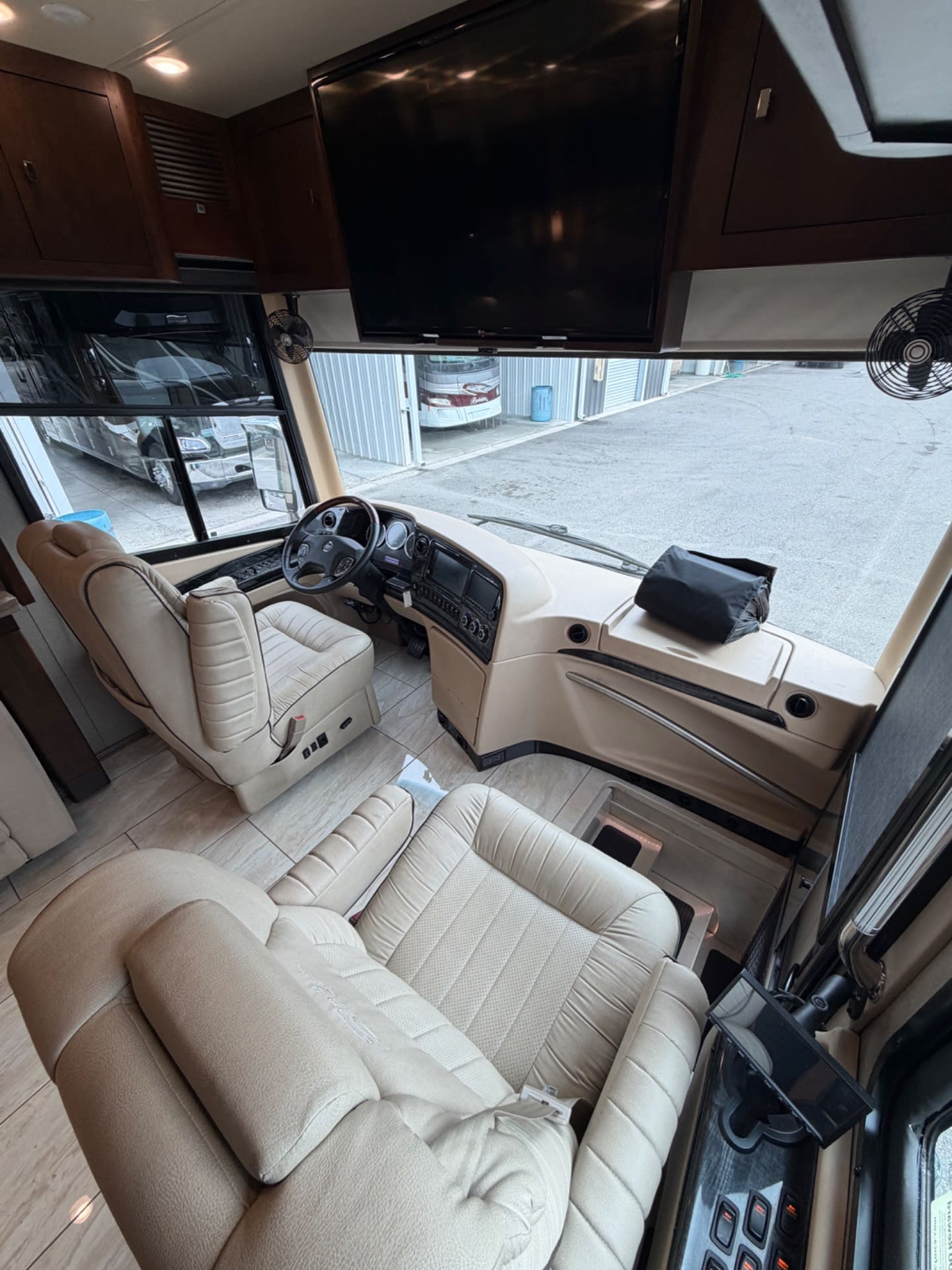 2017 Tiffin Zephyr 45 OZ - Interior view