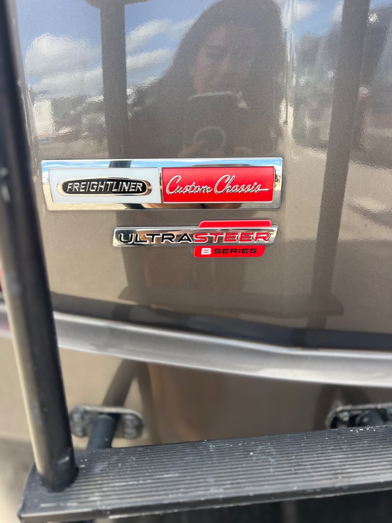 2019 Newmar Ventana 4037, Exterior photo 5