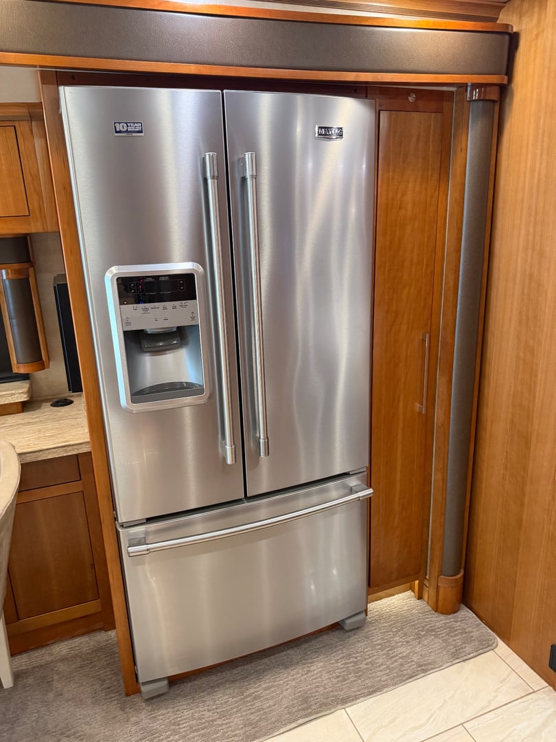 2017 Tiffin Zephyr 45 PZ, Kitchen photo 6