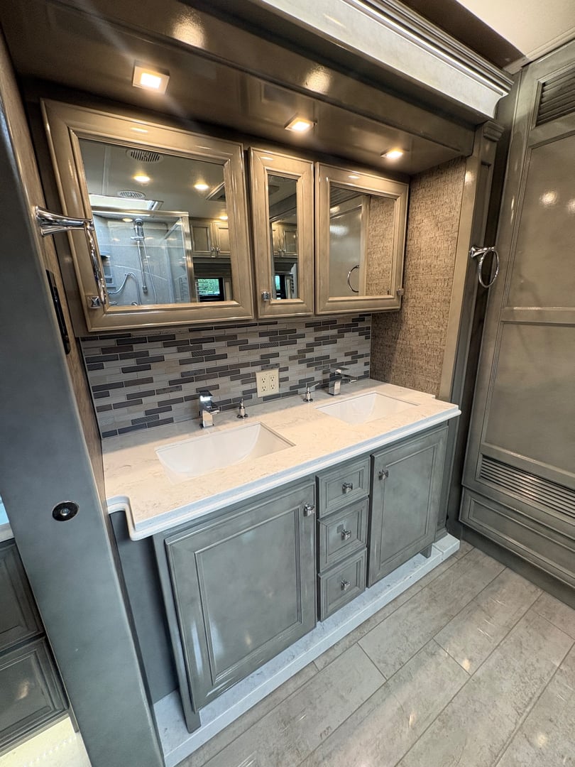 2021 Tiffin Phaeton 40 IH, Bathroom photo 4