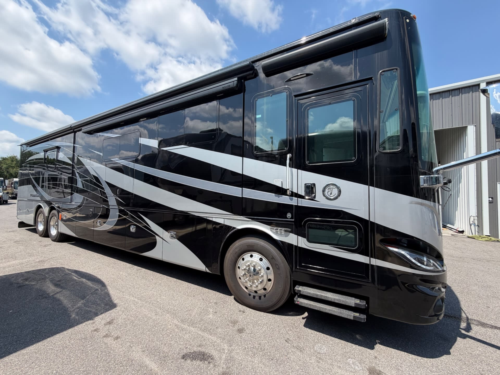 2019 Tiffin Phaeton 44 OH - Exterior view