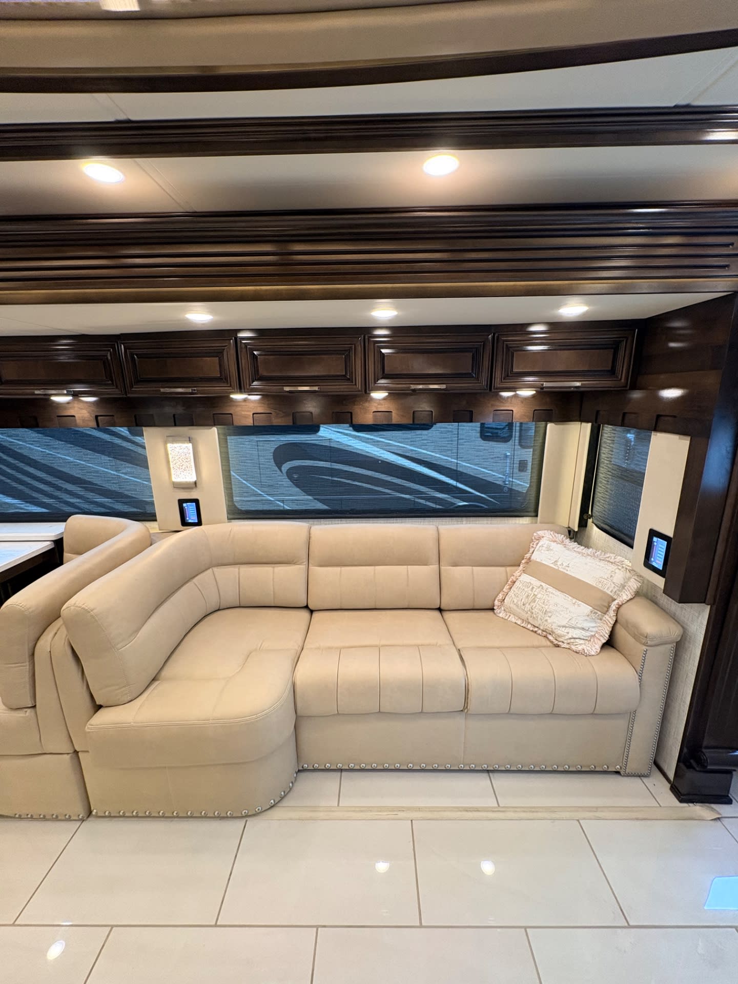 2022 Newmar London Aire 4551 SPARTAN - Interior view 2