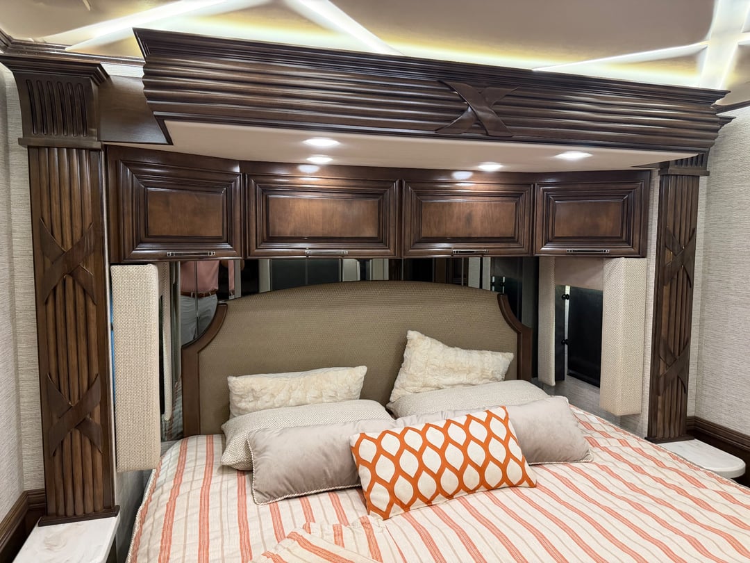 2020 Newmar Mountain Aire 4551, Bedroom photo 2