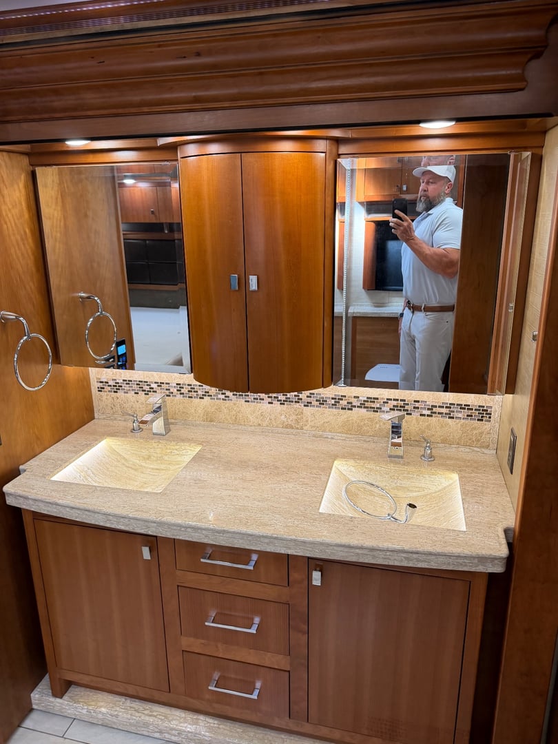 2017 Tiffin Zephyr 45 PZ, Bathroom photo 4