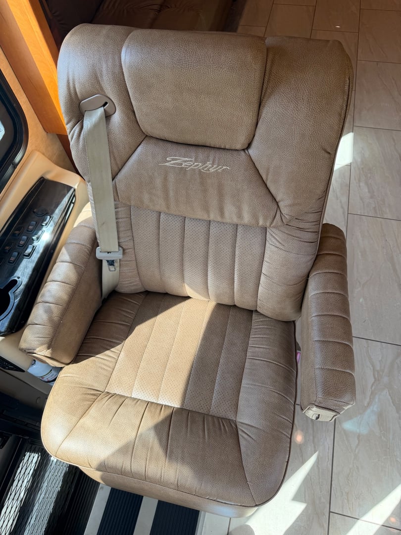 2017 Tiffin Zephyr 45 PZ, Cockpit photo 2
