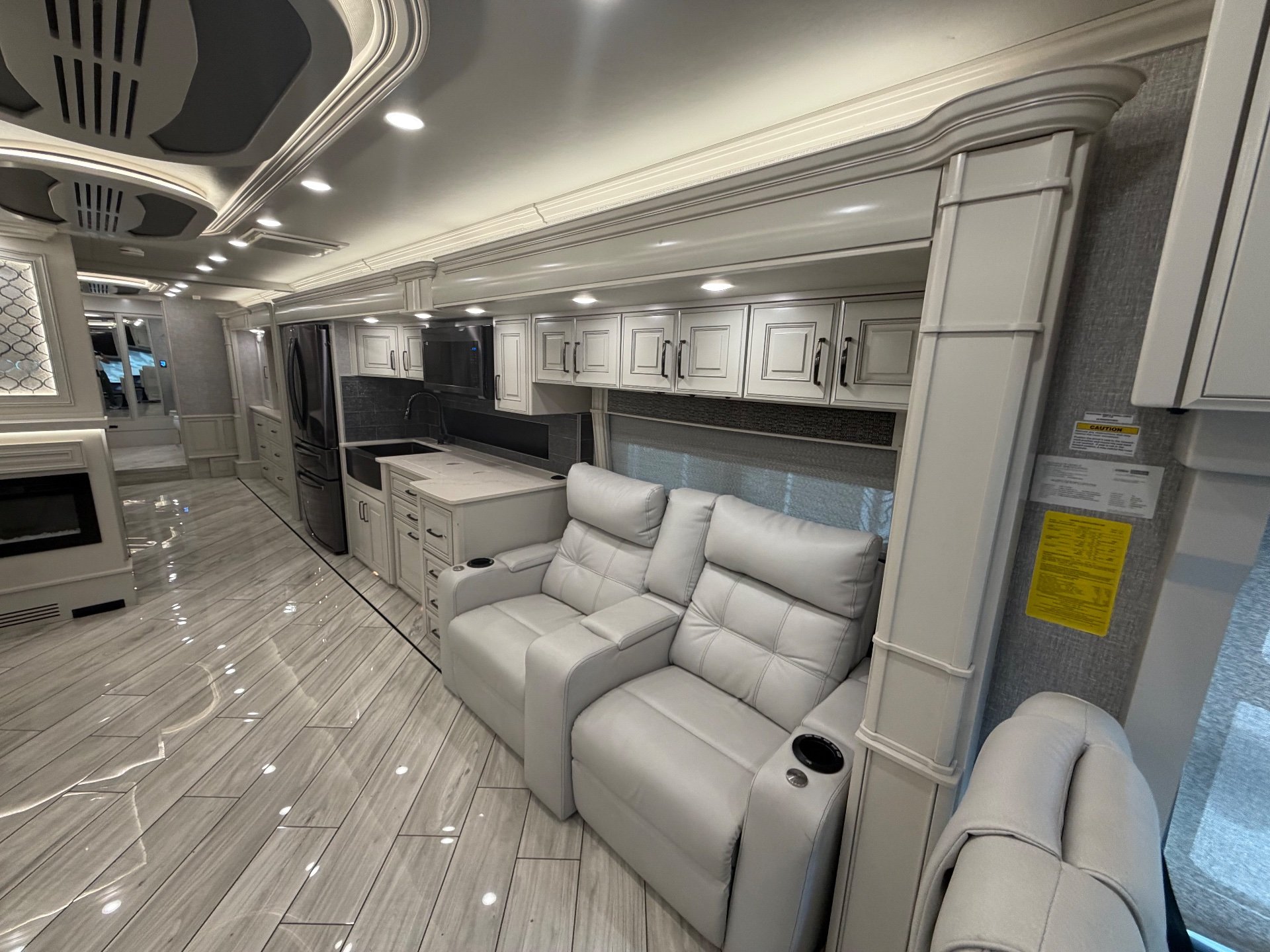 2024 American Coach American Dream 42Q - Interior view 2