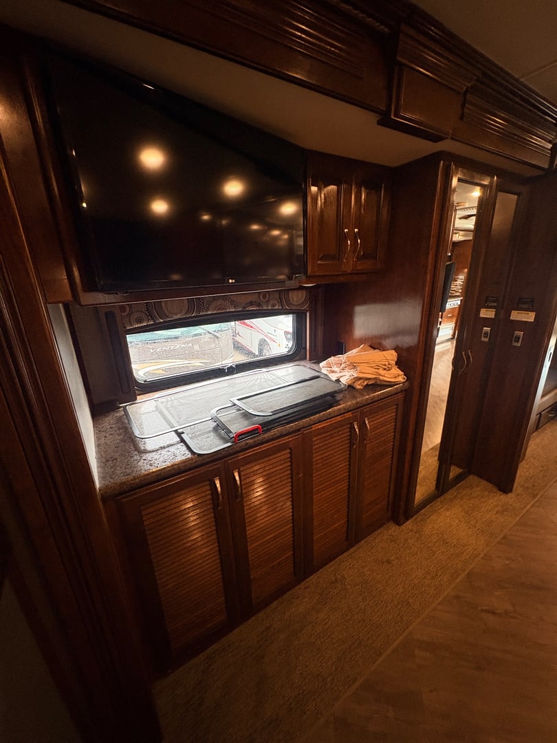 2019 Fleetwood Pace Arrow LXE 38N, Kitchen photo 3