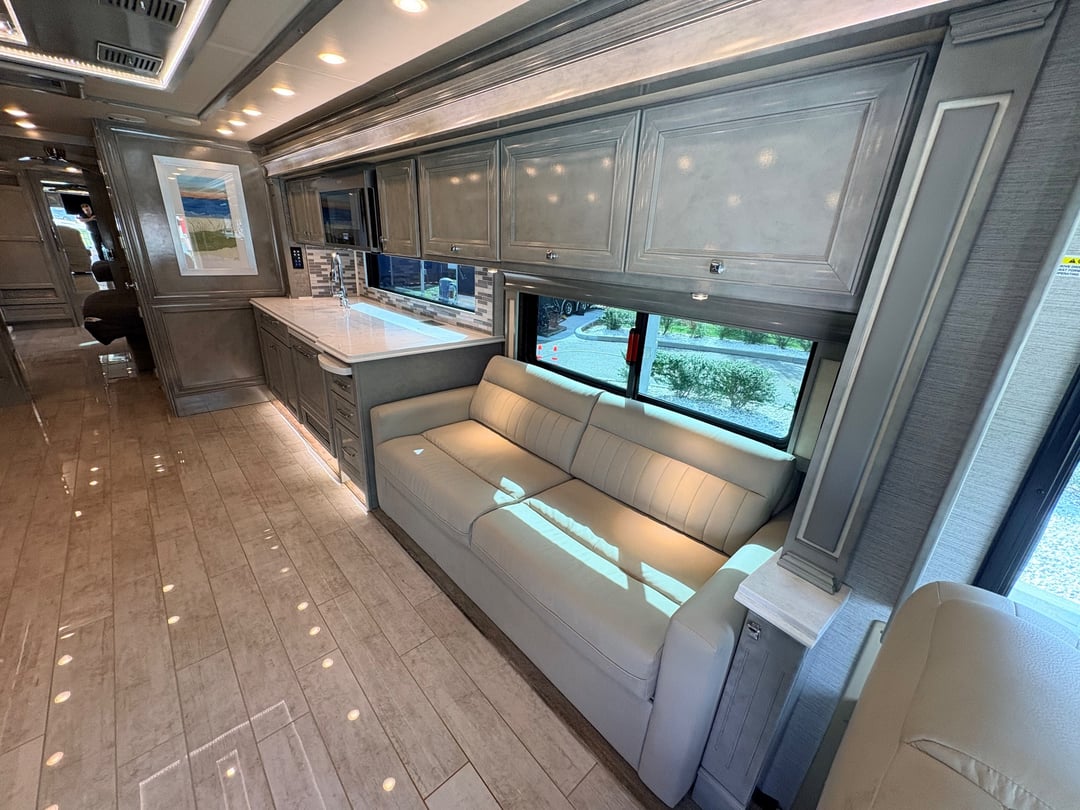 2021 Tiffin Phaeton 40 IH, Living area photo 2