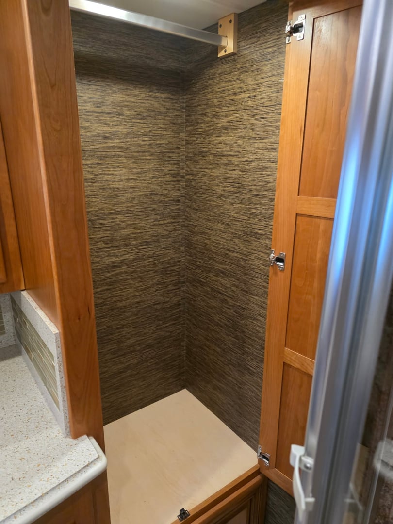 2015 Newmar Dutch Star 4018, Interior photo 32