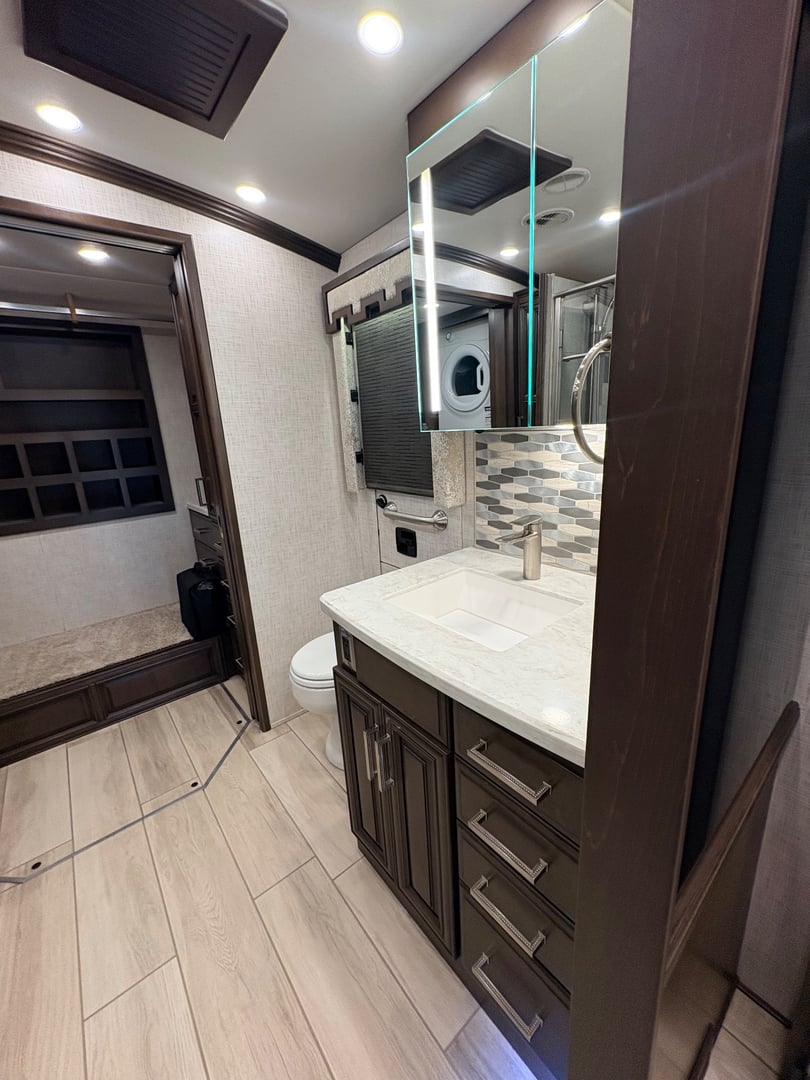 2023 Newmar London Aire 4579, Bathroom photo 2