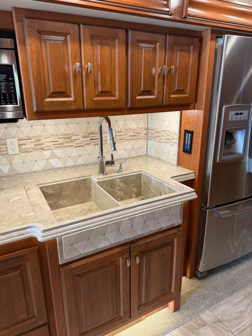 2017 Tiffin Allegro Bus 37 AP, Kitchen photo 7