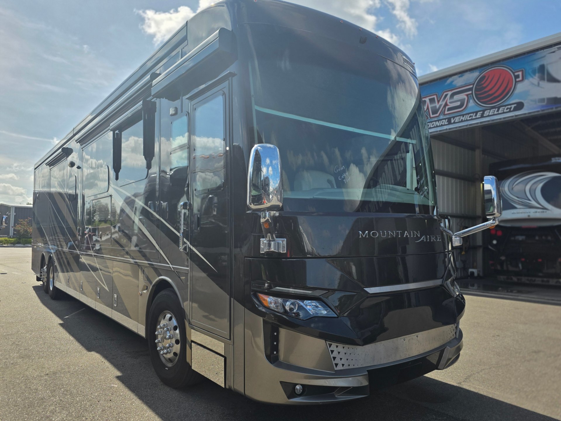 2020 Newmar Mountain Aire 4543 - Exterior view