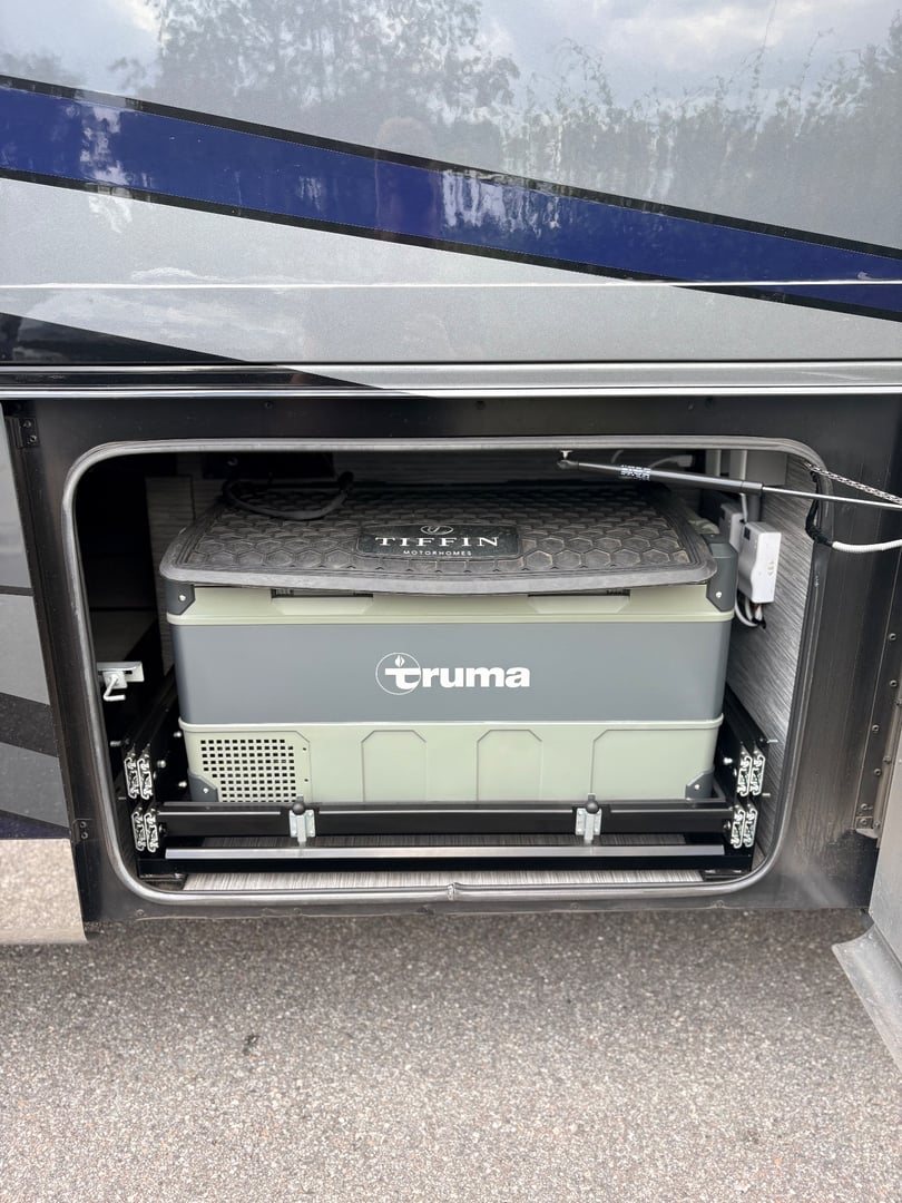 2025 Tiffin Zephyr 45 PZ, Exterior photo 7
