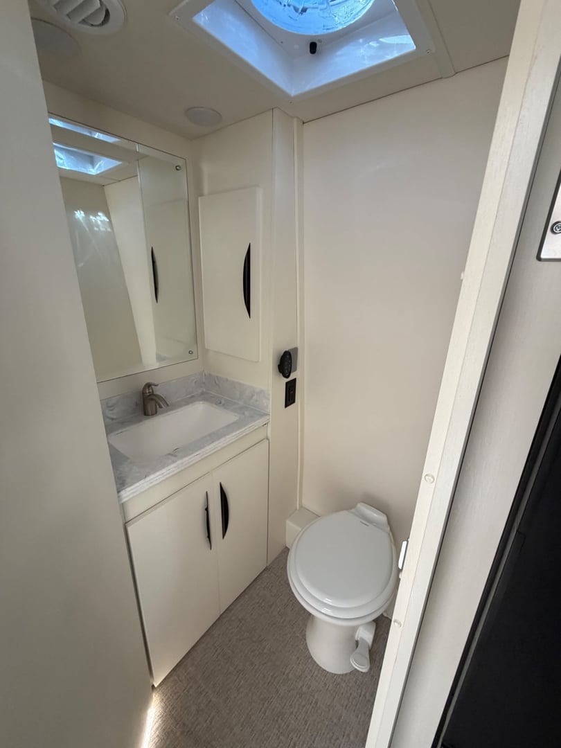 2026 Chinook RV Summit SS, Bathroom photo 2
