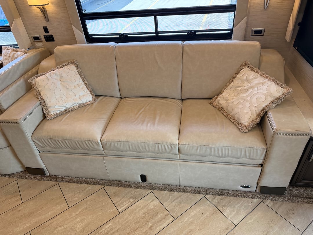 2018 Newmar Ventana 4037, Living area photo 5