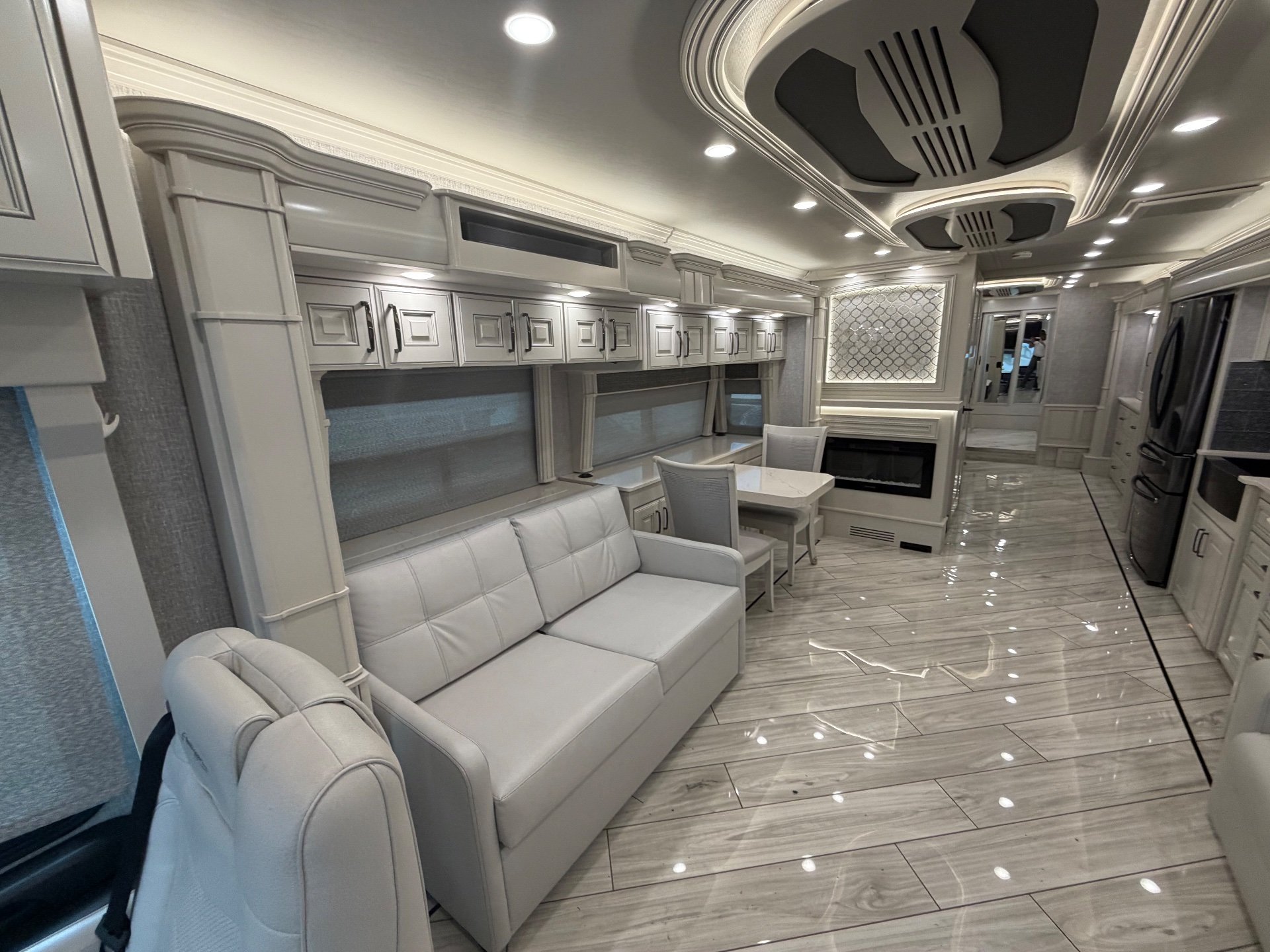 2024 American Coach American Dream 42Q - Interior view 3