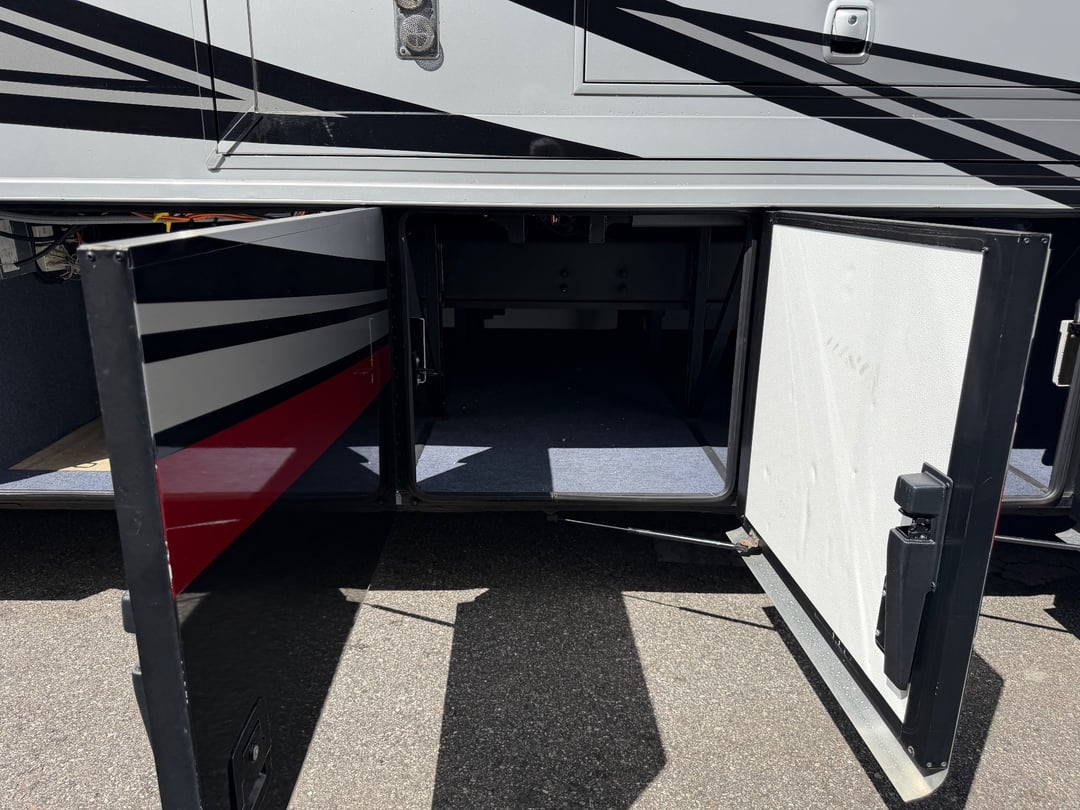 2018 Newmar Ventana 4037, Exterior photo 8