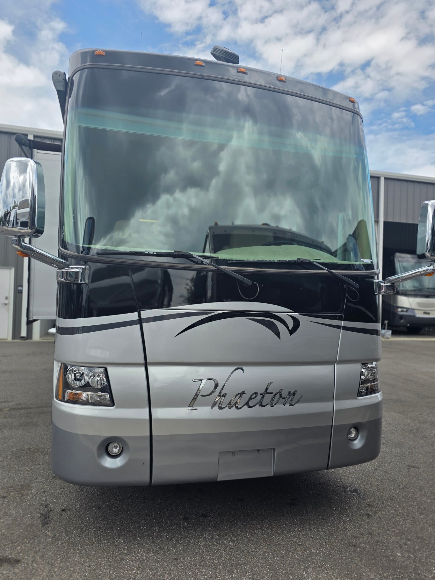 2008 Tiffin Phaeton 42QRH - Exterior view 2