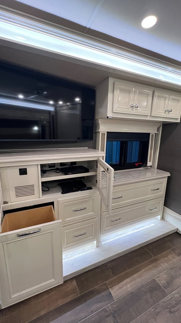 2022 Tiffin Phaeton 44 OH, Living area photo 6