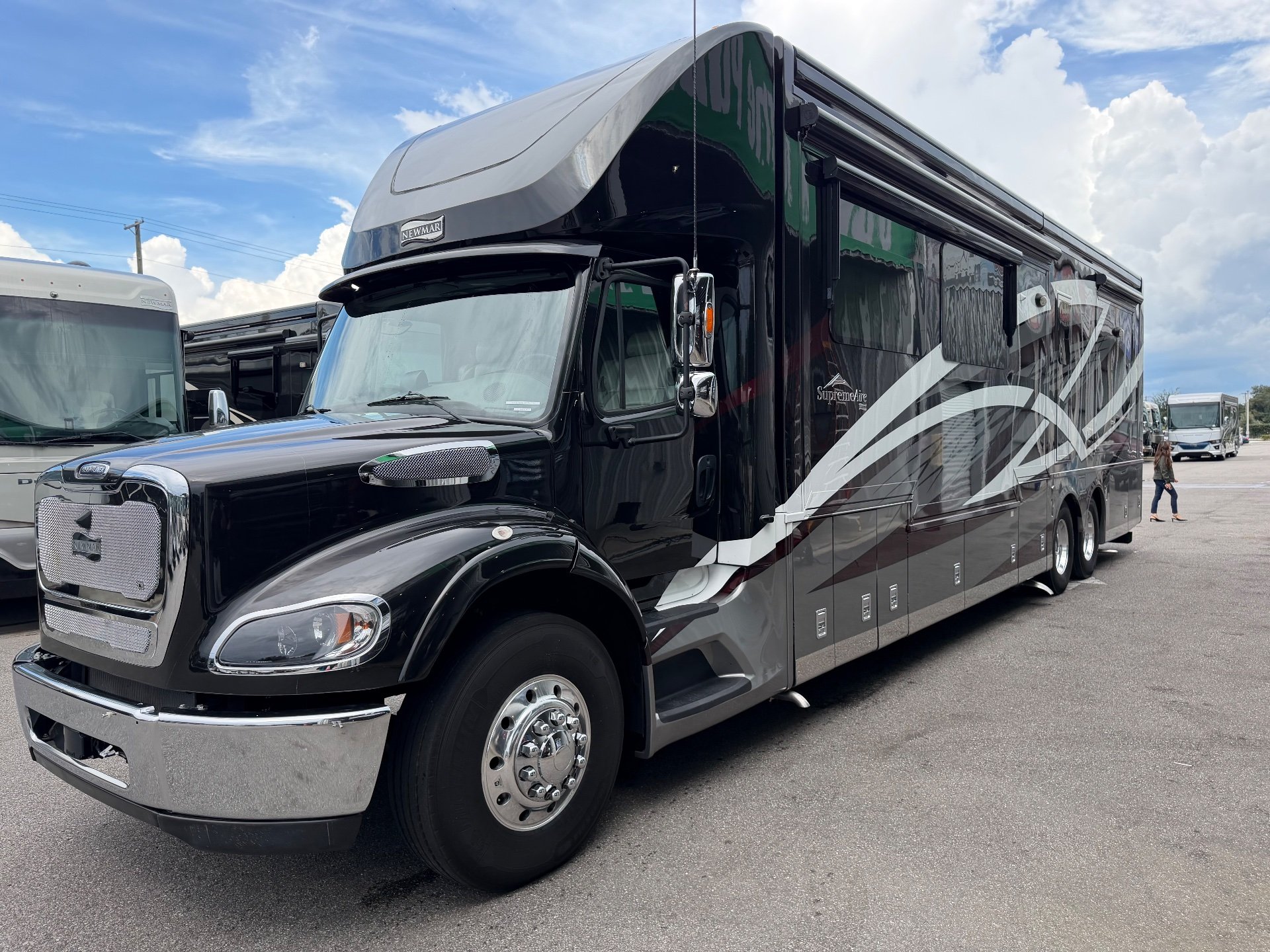 2023 Newmar Supreme Aire 4575 - Photo 3