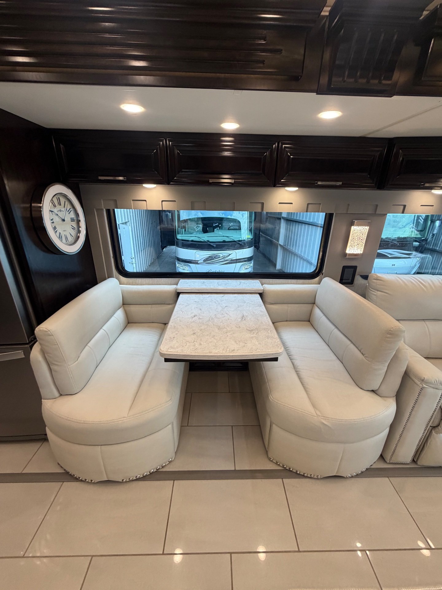 2022 Newmar London Aire 4551 - Interior view 3