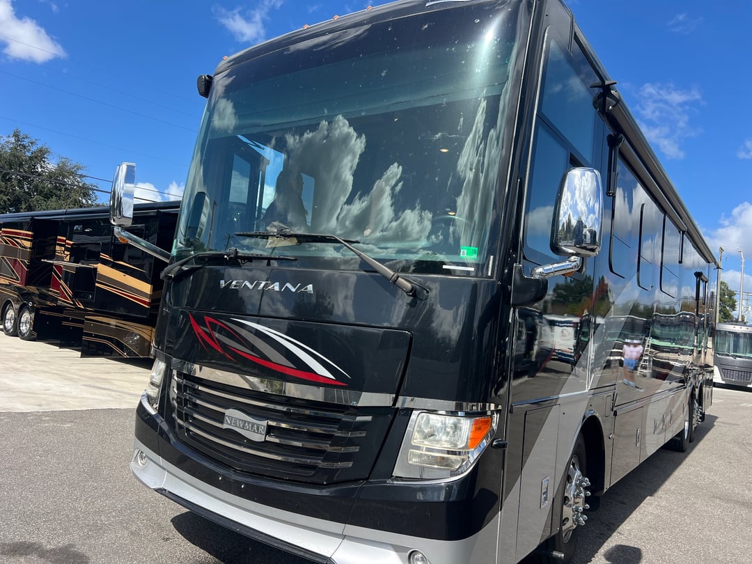 2019 Newmar Ventana 4037, Exterior photo 2