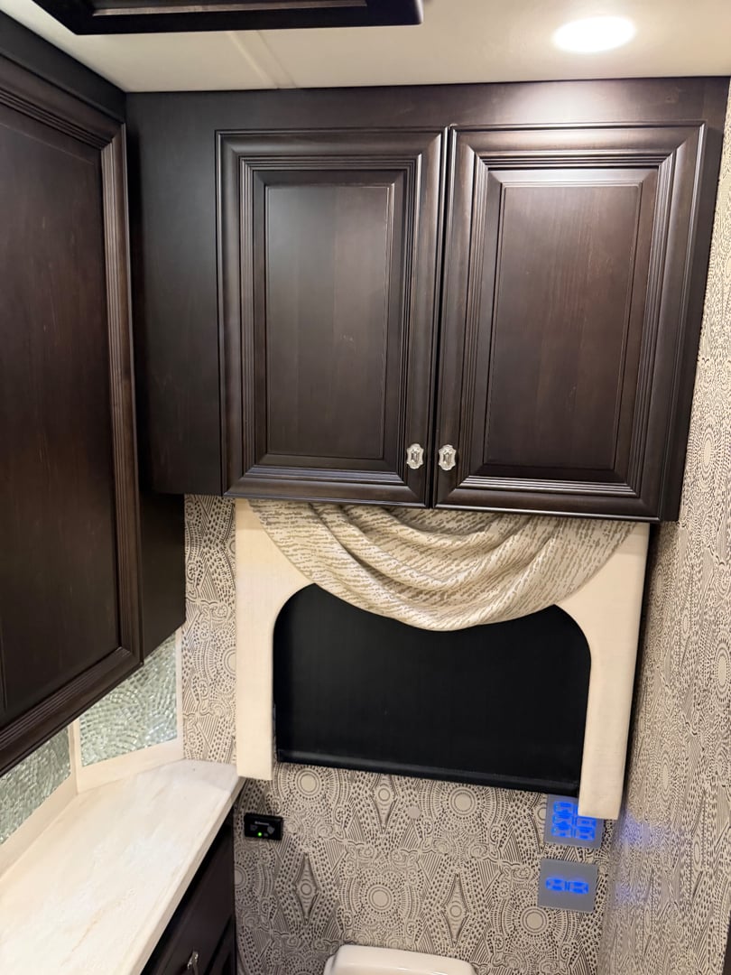 2017 Newmar Essex 4533, Bathroom photo 6