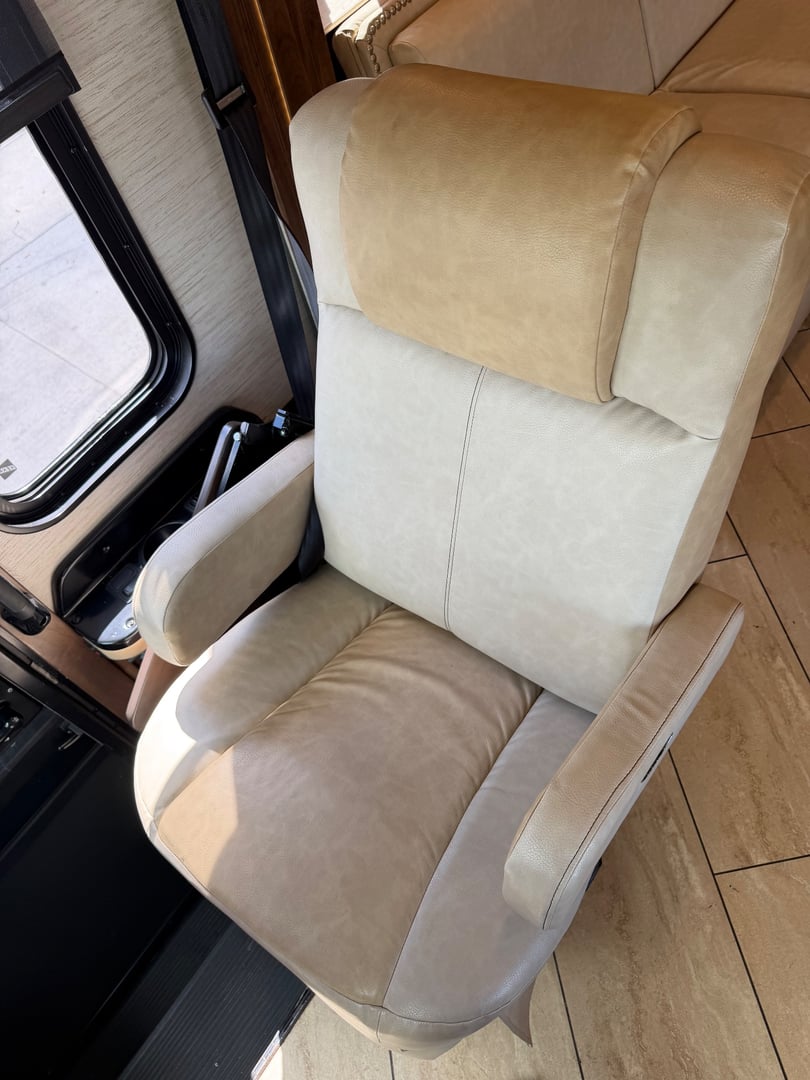 2018 Newmar Ventana 4037, Cockpit photo 2